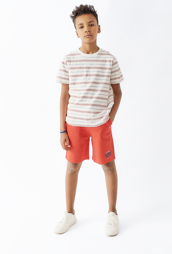 T-shirt chłopięcy - biały w czerwono-niebieskie paski