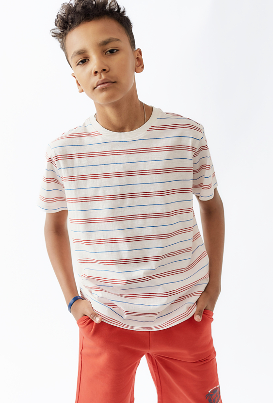 T-shirt chłopięcy - biały w czerwono-niebieskie paski