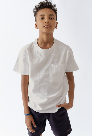 T-shirt chłopięcy biały z kieszonką