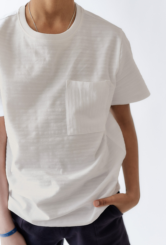 T-shirt chłopięcy biały z kieszonką