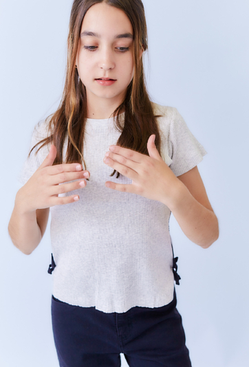 Koszulka dziewczęca szara z ozdobnymi kokardkami.