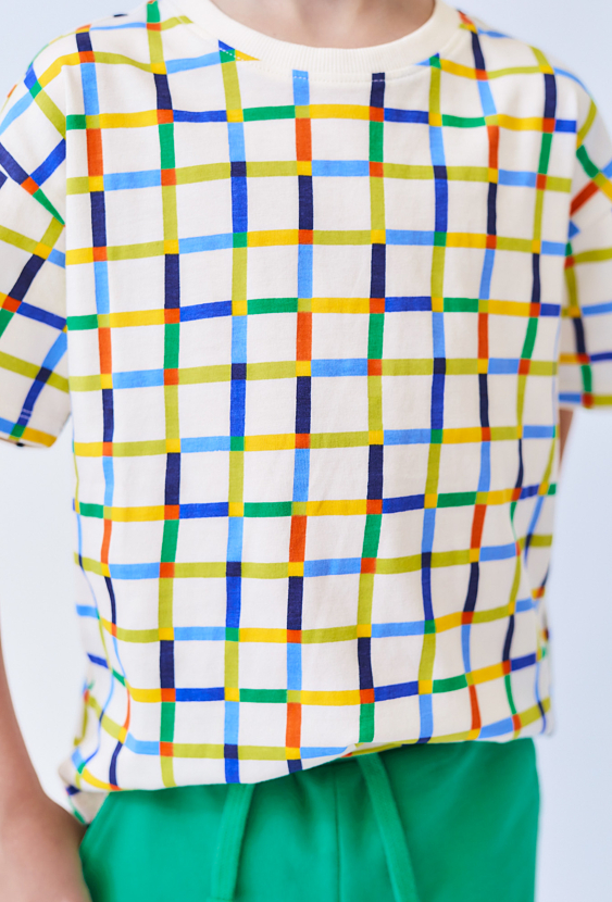 Koszulka chłopięca oversize w kratkę – 100% bawełna, ecru.