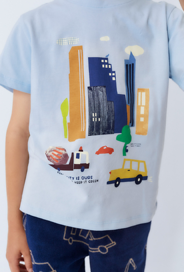 Koszulka chłopięca z nadrukiem miejskim.