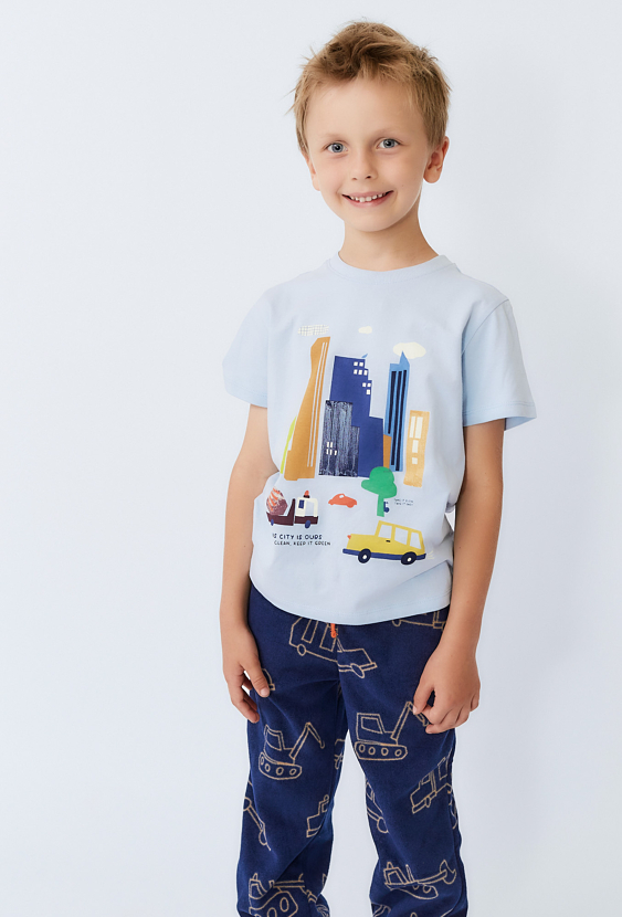 Koszulka chłopięca z nadrukiem miejskim.