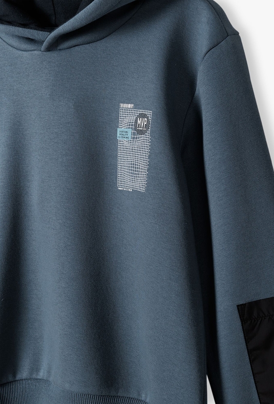 Chłopięca bluza z kapturem i dekoracyjną kieszenią