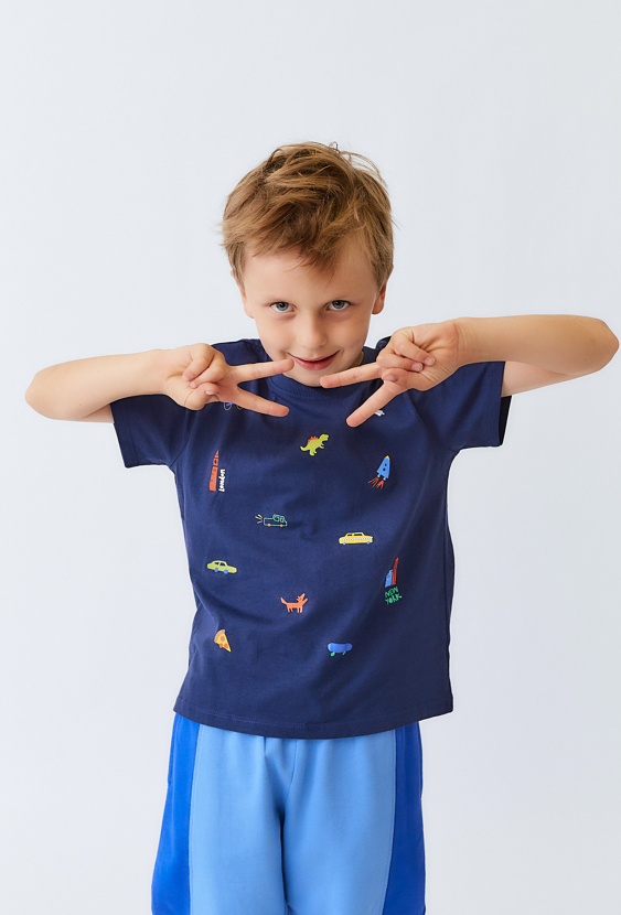 Granatowa koszulka chłopięca z kolorowymi nadrukami.