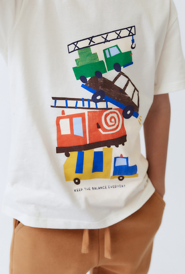 Koszulka chłopięca ecru z nadrukiem pojazdów