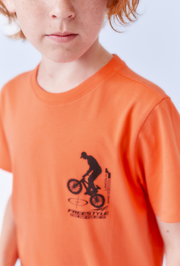 Koszulka chłopięca z małym nadrukiem – pomarańczowa