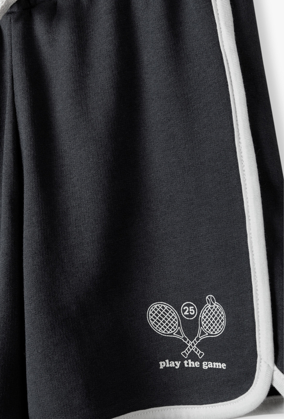 Szorty dresowe dla chłopca 1/3 – spodenki tenisowe z lamówką