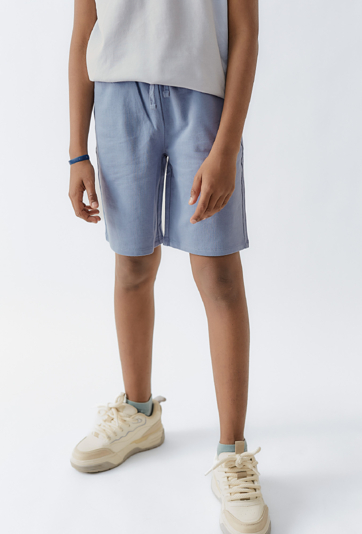 Niebieskie szorty chłopięce