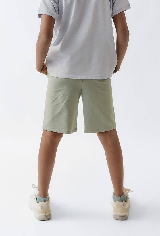 Jasnooliwkowe szorty chłopięce