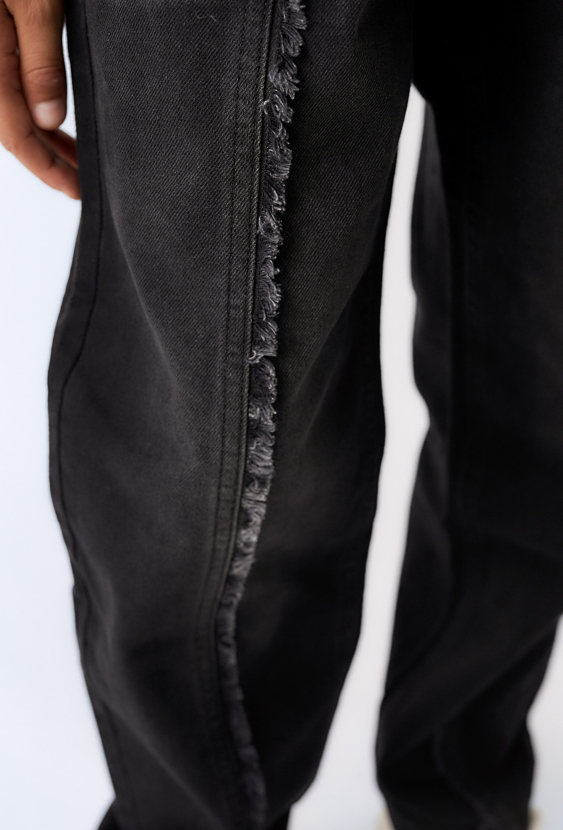 Czarne chłopięce spodnie jeansowe z przeszyciami