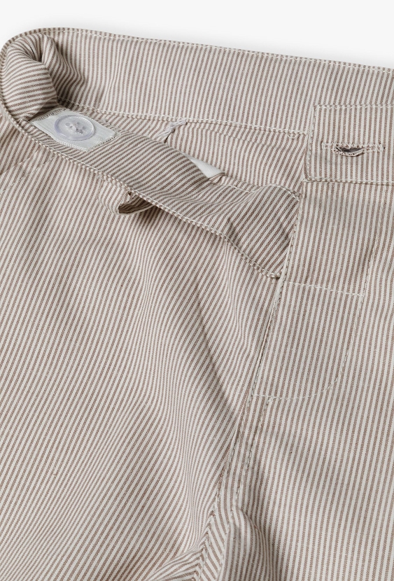 Krótkie spodenki z tkaniny - beżowo - białe paski - Max&Mia