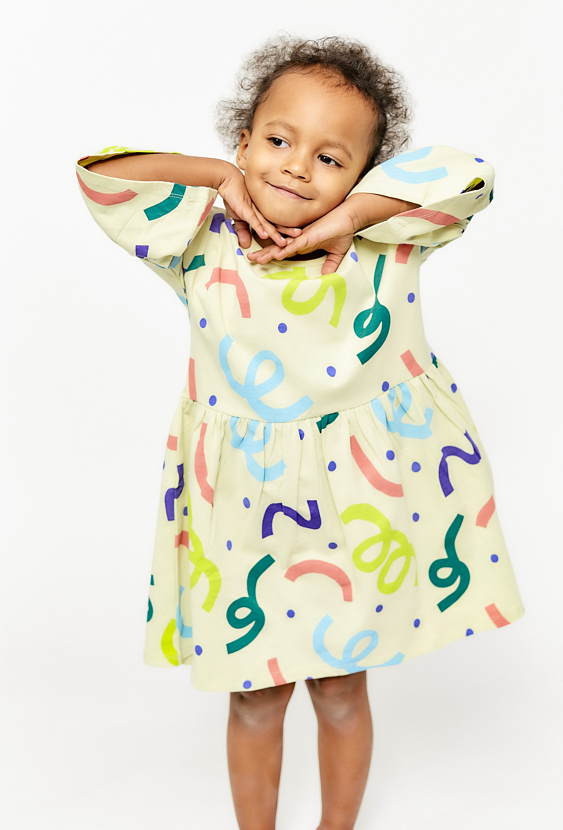 Sukienka w kolorowe wzory - rękaw 3/4