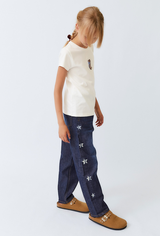 Spodnie jeansowe dziewczęce – modne naszywki i gwiazdki