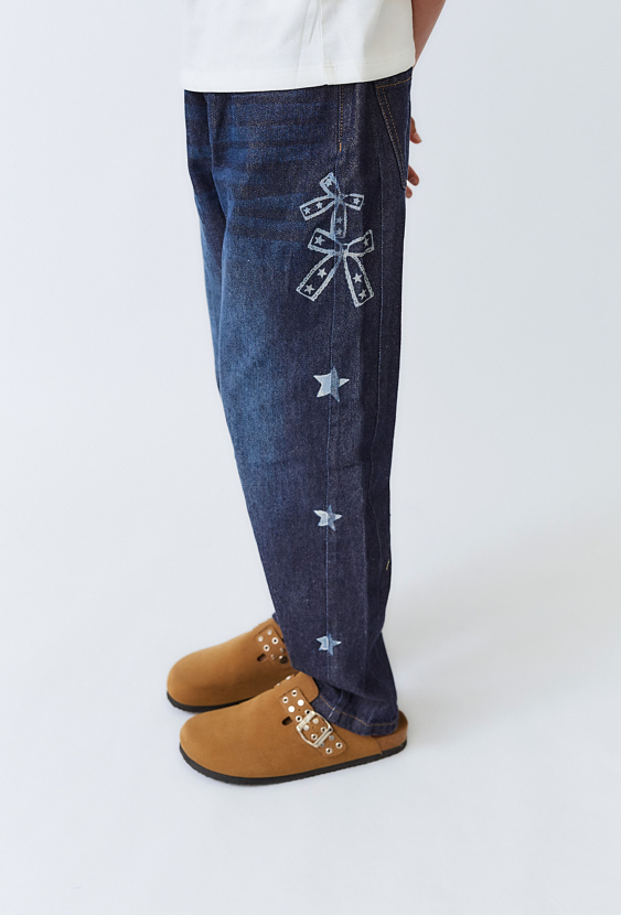 Spodnie jeansowe dziewczęce – modne naszywki i gwiazdki