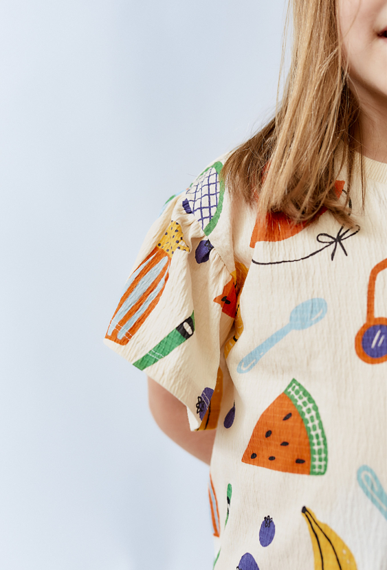 Kolorowa koszulka z falbankowymi rękawami