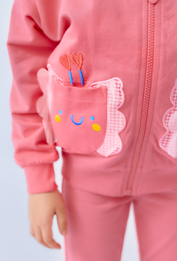 Różowa bluza dziewczęca z kapturem i aplikacjami na kieszeniach