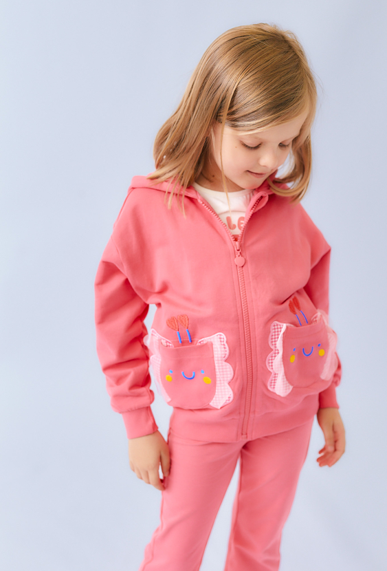 Różowa bluza dziewczęca z kapturem i aplikacjami na kieszeniach