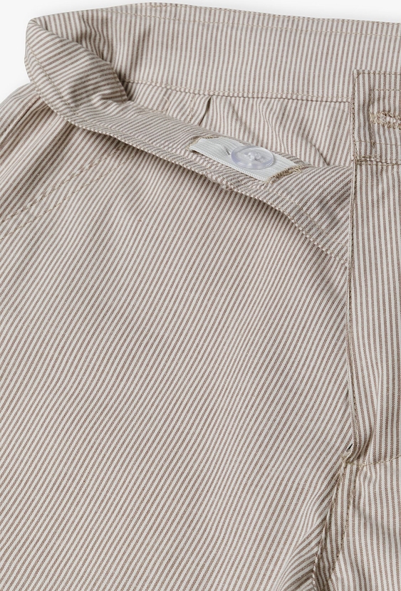 Eleganckie krótkie spodenki dla chłopca - beżowo-białe paski