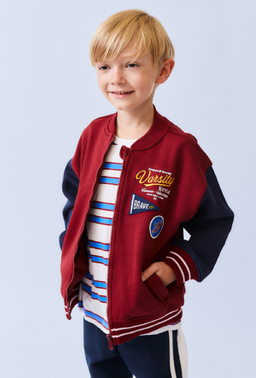 Czerwona bluza chłopięca z nadrukami i aplikacjami – rozpinana.