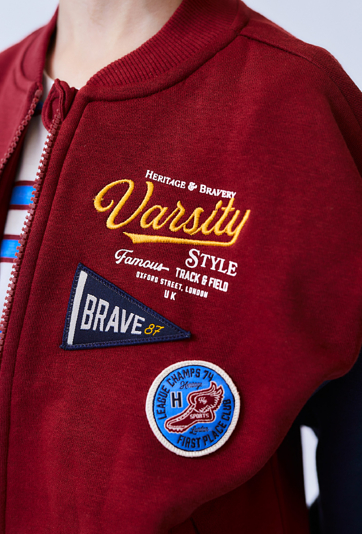 Czerwona bluza chłopięca z nadrukami i aplikacjami – rozpinana.