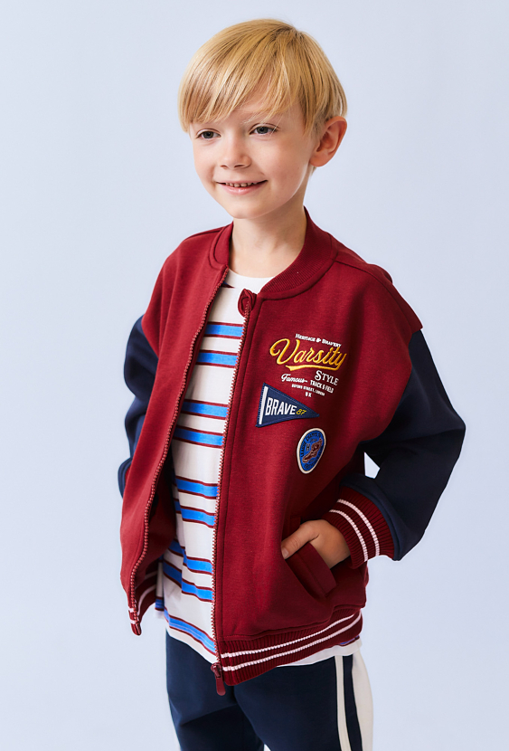 Czerwona bluza chłopięca z nadrukami i aplikacjami – rozpinana.