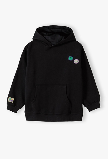 Nierozpinana bluza z kapturem i naszywkami