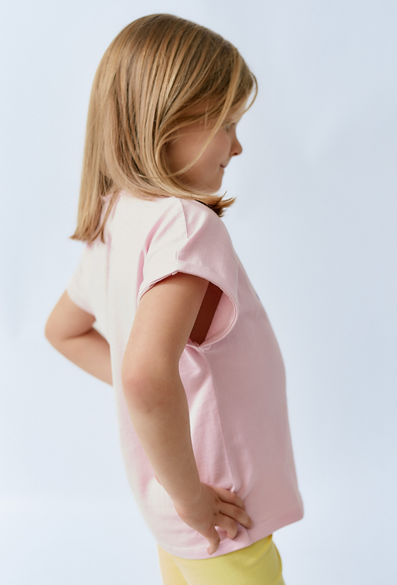 Różowa koszulka dla dziewczynki z nadrukiem