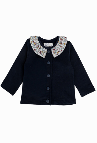 Granatowa bluza niemowlęca z kwiatowym kołnierzykiem.