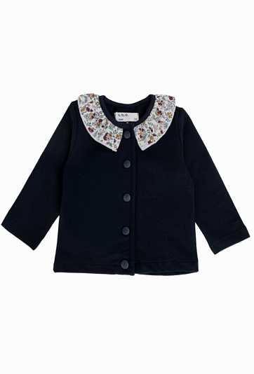 Granatowa bluza niemowlęca z kwiatowym kołnierzykiem.