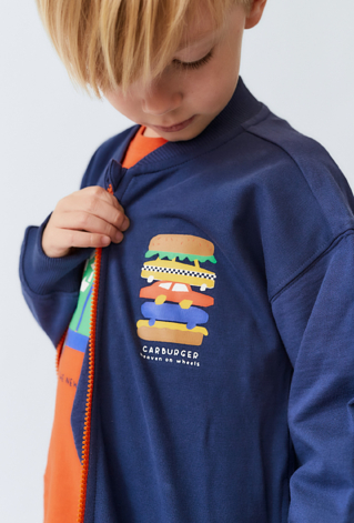 Bluza dziecięca granatowa rozpinana na stójce z nadrukiem.