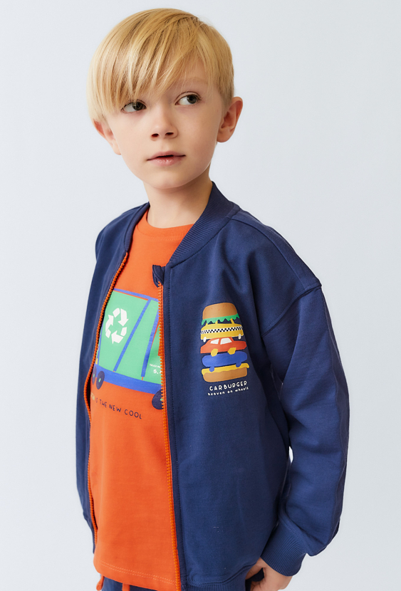 Bluza dziecięca granatowa rozpinana na stójce z nadrukiem.