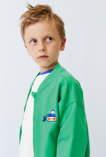 Bluza dziecięca zielona rozpinana na stójce z haftem.