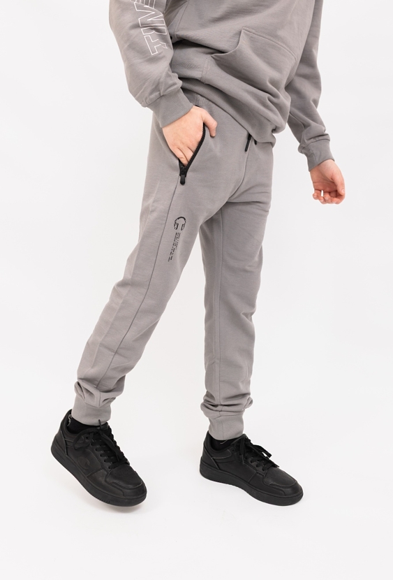 Spodnie dresowe chłopięce regular z kieszeniami na suwak