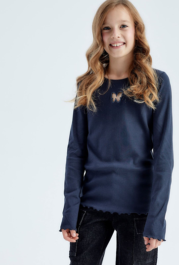 Czarna prążkowana bluzka dziewczęca z motylkiem