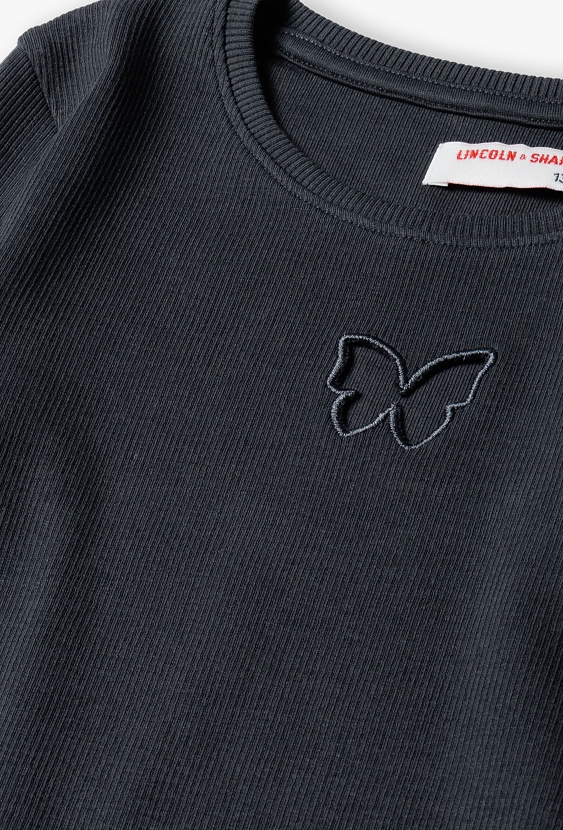 Czarna prążkowana bluzka dziewczęca z motylkiem