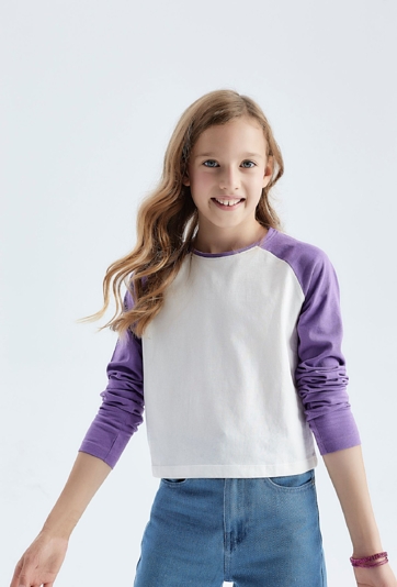 Bawełniana bluzka dziewczęca z fioletowymi rękawami