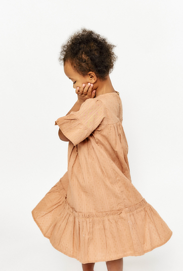 Sukienka z falbaną i szerokimi rękawami