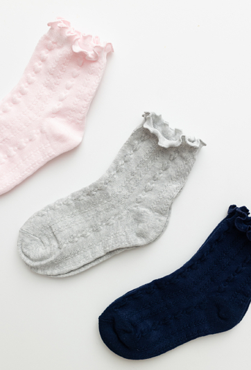 Skarpety dziewczęce 3-pak – serduszka, ozdobna falbanka.