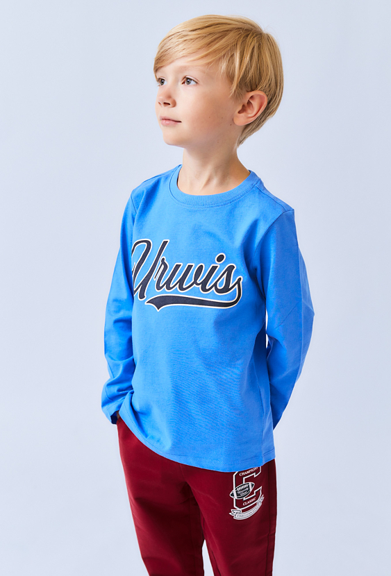 Niebieska bluzka chłopięca z zabawnym napisem.