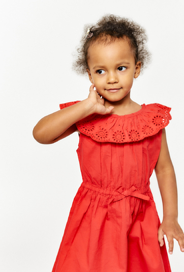 Sukienka na lato - czerwona z ażurowym kołnierzem