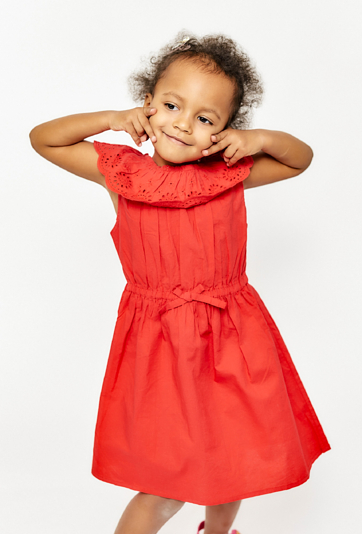 Sukienka na lato - czerwona z ażurowym kołnierzem