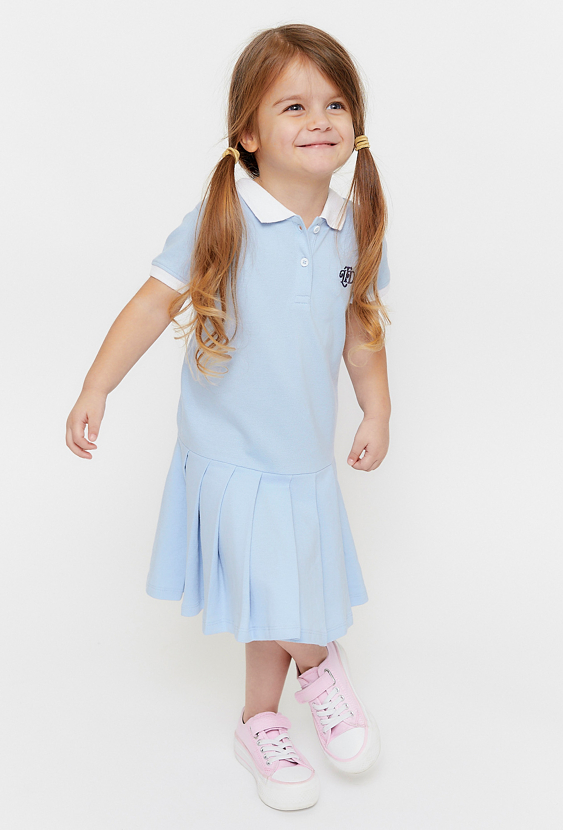 Niebieska dzianinowa sukienka z plisowanym dołem