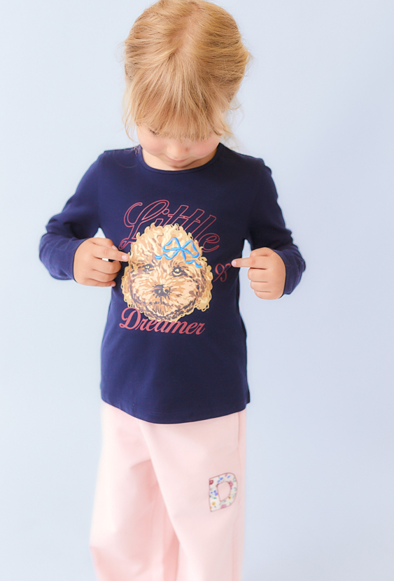 Granatowa bluzka dziewczęca z nadrukiem pieska i napisem.