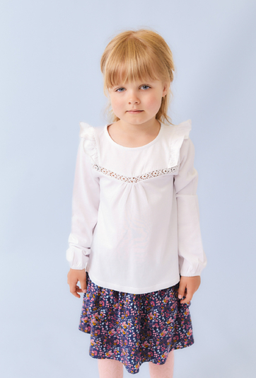 Biała bluzka z falbanką i koronkową wstawką