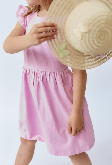 Sukienka z krótkim rękawem i falbankami na ramionach