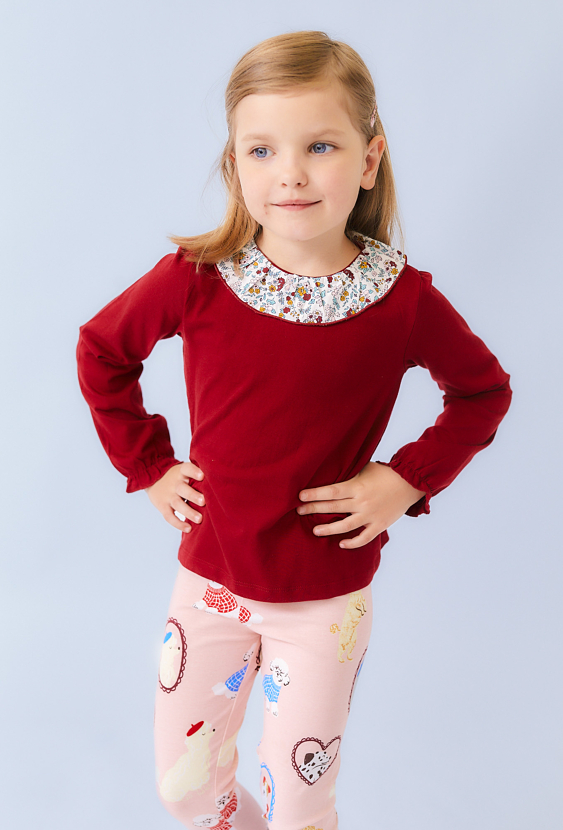 Czerwona bluzka z kwiatowym kołnierzykiem