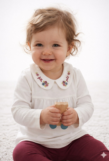 Biała bluzka dziewczęca z haftowanym kołnierzykiem.