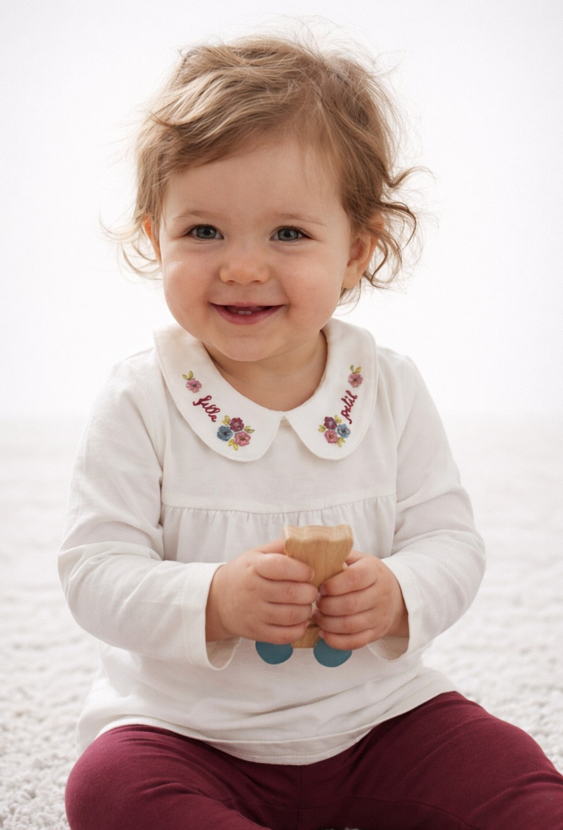 Biała bluzka dziewczęca z haftowanym kołnierzykiem.